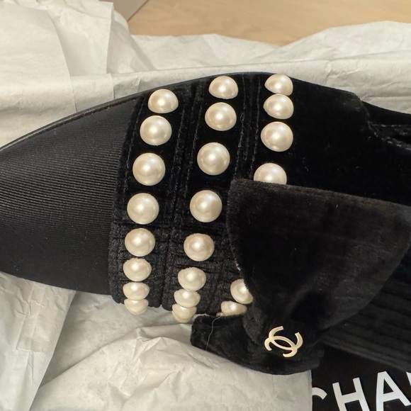 Chanel Black Velvet Bow Headband with Pearls - Picture 12 of 17